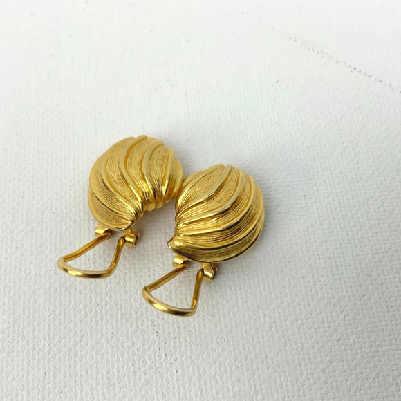 Vintage Liz Claiborne Brushed Gold Shells Clip On Earrings - Picture 15 of 16